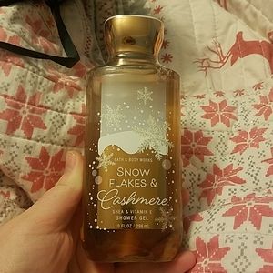 B&BW Snow Flakes and Cashmere shower gel